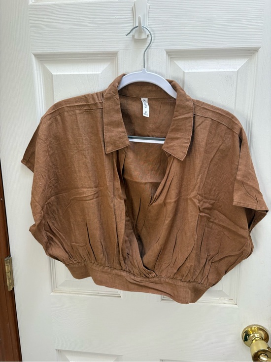 Zenana Outfitters Tops - Zenana Outfitters Rust Brown Collared V-Neck Crop Top